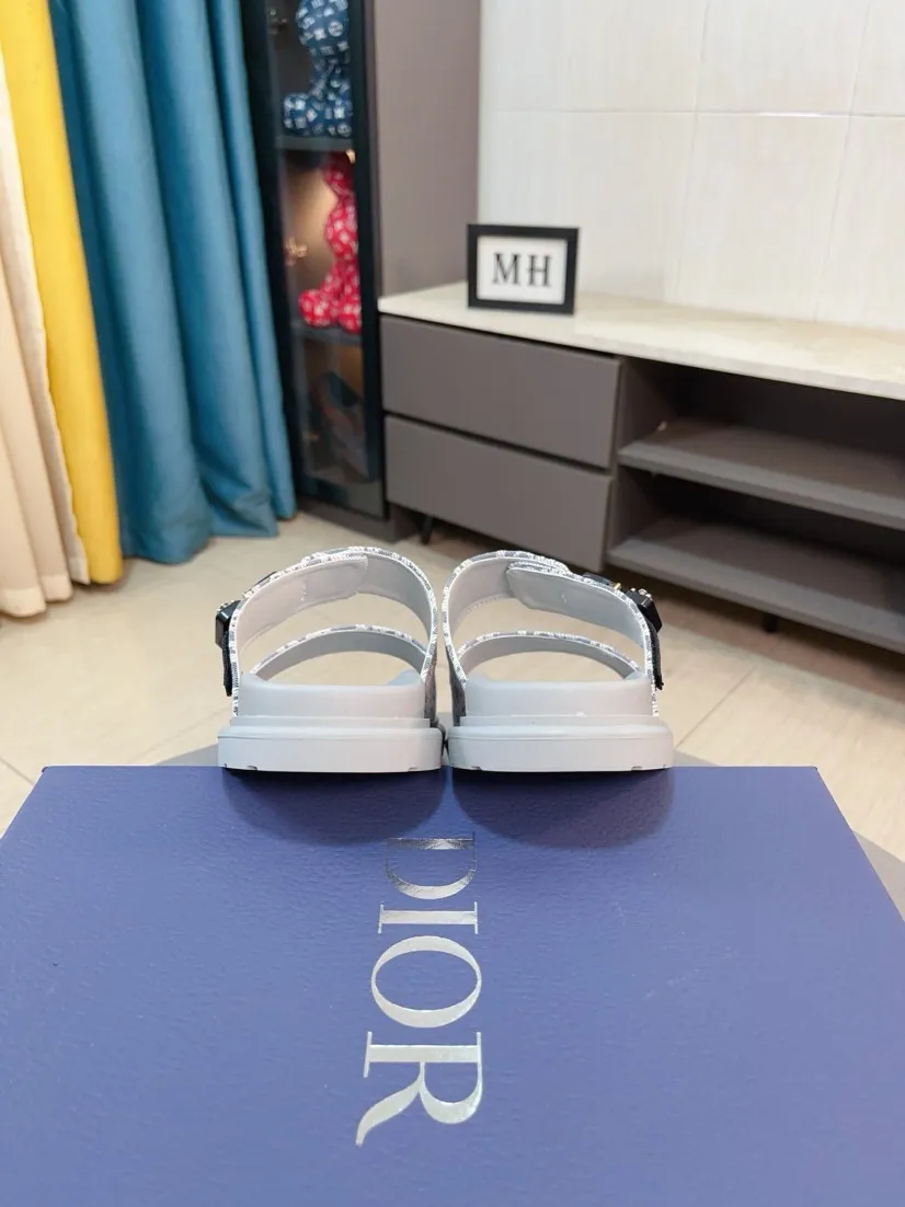 Men's Men's Shoes 💰320🌸🌸Dior Aqua Men's Sandals Slippers. Showcasing Dior haute couture design. The Dior gray suede strap is accented with an aluminum Dior buckle for added style. Paired with a comfortable tonal notch sole, they pair easily with shorts or jeans for a sophisticated look. Main body: suede cow leather, technical fabric lining: cow leather, with adjustable straps, aluminum Dior buckle, Dior gray EVA insole, tonal notch rubber outsole splicing structure👌👌size: 38-44 (45.46 customized)